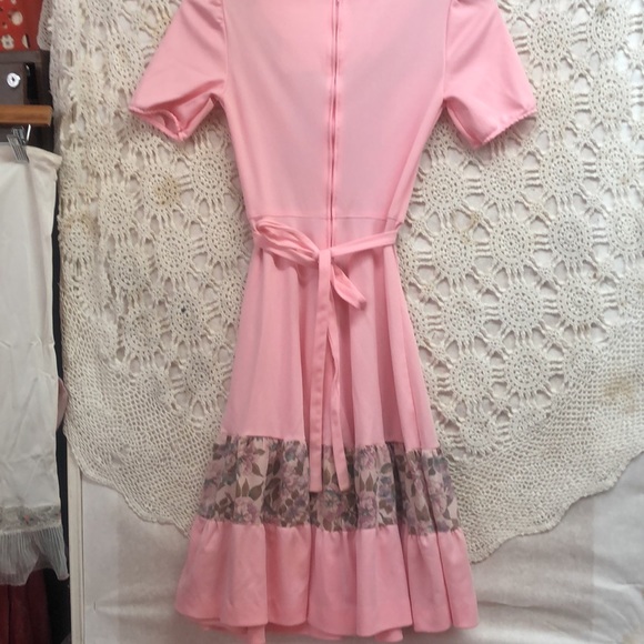 1970’s-Vintage polyester dress -Wards- pink with floral & corset tied bodice - Picture 9 of 10